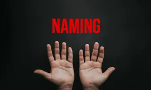 Le mani aperte sotto la parola "NAMING" in rosso. Un'immagine che evoca la ricerca del naming aziendale perfetto.