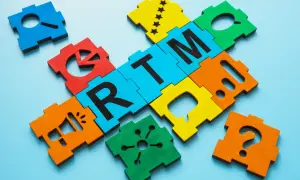 Pezzi colorati del puzzle formano la parola "RTM", con icone di marketing come megafono e punto interrogativo.