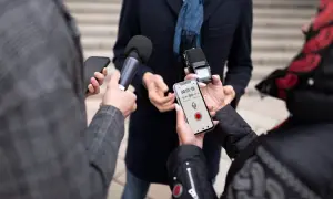 Intervista con microfoni e smartphone in registrazione: ecco come si diventa giornalista, raccogliendo testimonianze e storie.