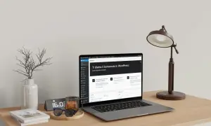 Un laptop aperto mostra la bacheca di WordPress, un ambiente ideale per chiunque voglia capire cosa significa dominio.it e come gestire il proprio sito web.