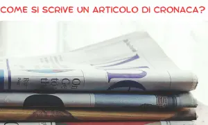 Un **testo di cronaca svolto** è pronto per essere letto. La pila di giornali suggerisce notizie fresche e approfondimenti.