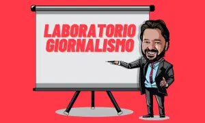 Un uomo sorridente indica una lavagna con scritto "Laboratorio Giornalismo". Un invito a partecipare al corso di scrittura.