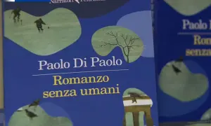 Copertina del libro "Romanzo senza umani" di Paolo Di Paolo, con illustrazioni evocative.