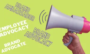 Megafono in mano, che amplifica concetti come "Employee Advocacy", "Brand Ambassador" e "Brand Advocate".