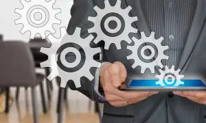 Uomo in giacca e cravatta con ingranaggi che simboleggiano il successo del business online.