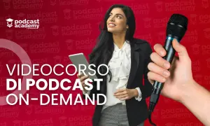 Donna con tablet e microfono, pronta per il suo corso podcasting online. Impara a creare contenuti audio.