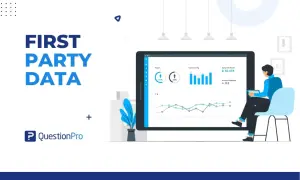 Analisi di first party data su tablet, con grafici di reach, attività utenti e guadagni. Un uomo osserva i dati.