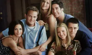 Il cast di Friends, iconici esempi di sitcom, sorridono insieme.
