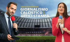 Presentatori con microfoni in uno stadio. Titolo: "Corso di alta formazione: Giornalismo calcistico e uffici stampa".