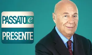 Il giornalista storico Bruno Vespa sorride accanto al logo di "Passato e Presente".