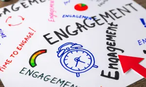 Mappa mentale con la parola "ENGAGEMENT" in grande, circondata da icone e frasi che stimolano l'audience engagement: sveglia, freccia rossa, grafico a torta.