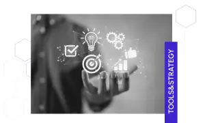Mano che offre icone di successo: spunta, lampadina, ingranaggi, pollice in su, grafico e bersaglio. Concetti chiave per la marketing intelligence.
