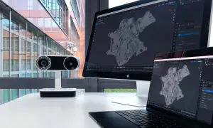 Un Mac con programmi di grafica 3D aperto, mostra un motore in fase di modellazione.