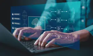 Mani che digitano su un laptop, con un'interfaccia digitale che mostra flussi di dati e icone di cartelle, simboleggiando la gestione dei processi con un sistema **erp aziendale**.