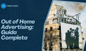 Pubblicità esterna: guida completa. Un cartellone pubblicitario di "ami alexandre mattiussi" domina la facciata di un edificio storico, un esempio di digital advertising.