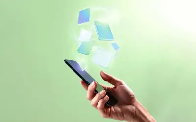 Mano che tiene uno smartphone, con icone digitali che fluttuano verso l'alto, evocando la gestione di contenuti WordPress mobile.
