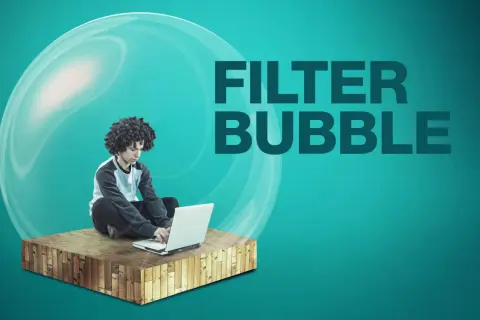 Ragazzo con laptop intrappolato in una bolla trasparente, che illustra il concetto di filter bubble.