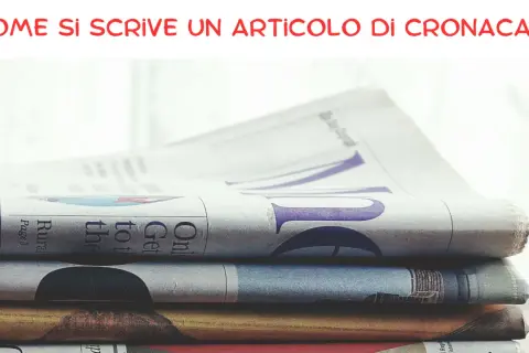 Un **testo di cronaca svolto** è pronto per essere letto. La pila di giornali suggerisce notizie fresche e approfondimenti.