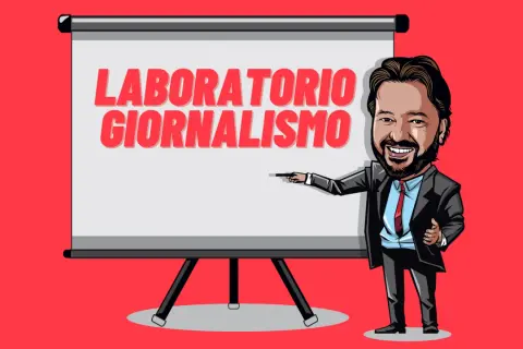 Un uomo sorridente indica una lavagna con scritto "Laboratorio Giornalismo". Un invito a partecipare al corso di scrittura.