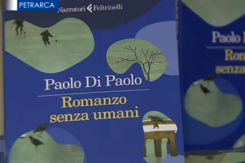Copertina del libro "Romanzo senza umani" di Paolo Di Paolo, con illustrazioni evocative.