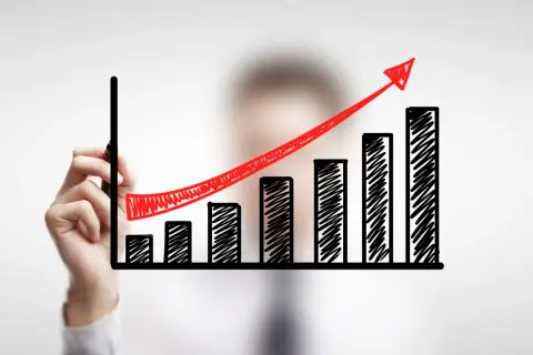 Grafico a barre con freccia rossa in crescita, simbolo di successo per le aziende innovative.