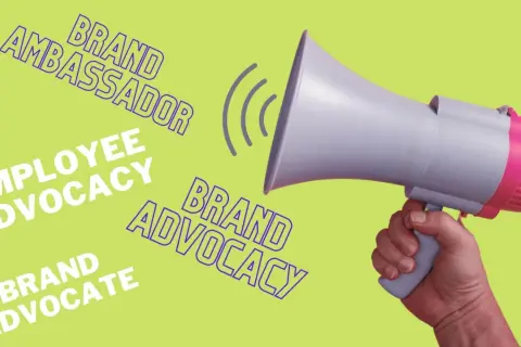 Megafono in mano, che amplifica concetti come "Employee Advocacy", "Brand Ambassador" e "Brand Advocate".