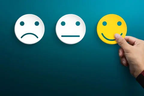 Mano sceglie un volto sorridente, migliorando l'esperienza cliente da triste a felice.