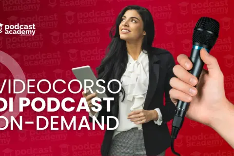 Donna con tablet e microfono, pronta per il suo corso podcasting online. Impara a creare contenuti audio.