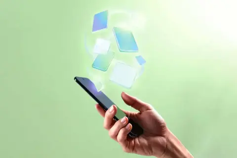 Mano che tiene uno smartphone, con icone digitali che fluttuano verso l'alto, evocando la gestione di contenuti WordPress mobile.