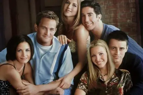 Il cast di Friends, iconici esempi di sitcom, sorridono insieme.