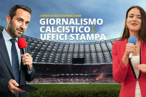 Presentatori con microfoni in uno stadio. Titolo: "Corso di alta formazione: Giornalismo calcistico e uffici stampa".