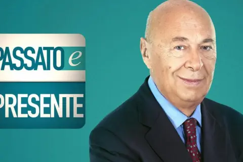 Il giornalista storico Bruno Vespa sorride accanto al logo di "Passato e Presente".