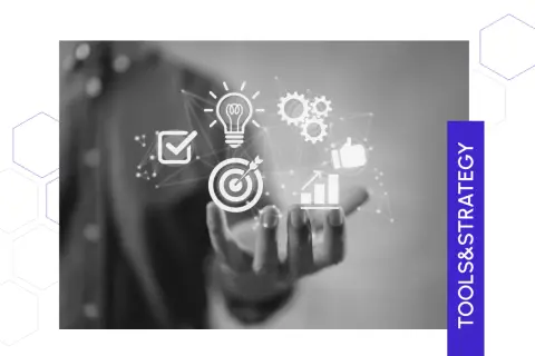 Mano che offre icone di successo: spunta, lampadina, ingranaggi, pollice in su, grafico e bersaglio. Concetti chiave per la marketing intelligence.