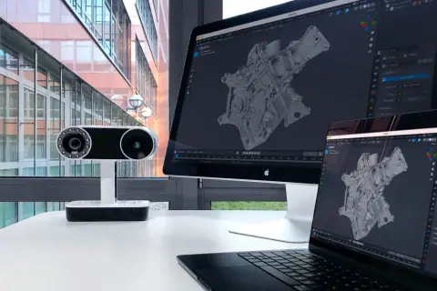Un Mac con programmi di grafica 3D aperto, mostra un motore in fase di modellazione.