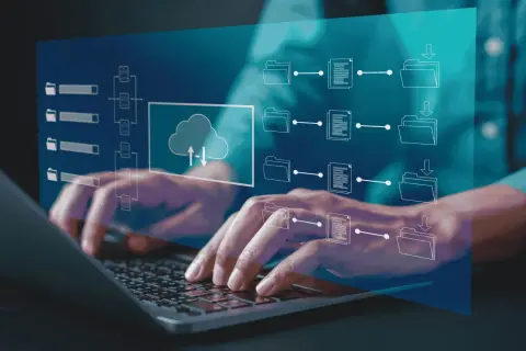 Mani che digitano su un laptop, con un'interfaccia digitale che mostra flussi di dati e icone di cartelle, simboleggiando la gestione dei processi con un sistema **erp aziendale**.