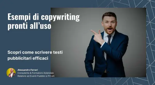 Uomo in abito blu indica con entusiasmo "Esempi di copywriting pronti all'uso" e "Scopri come scrivere testi pubblicitari efficaci".
