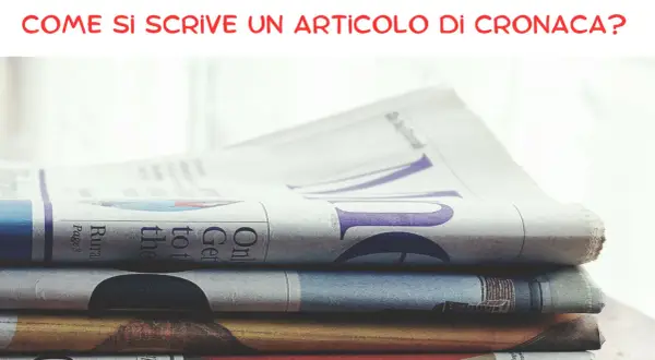 Un **testo di cronaca svolto** è pronto per essere letto. La pila di giornali suggerisce notizie fresche e approfondimenti.