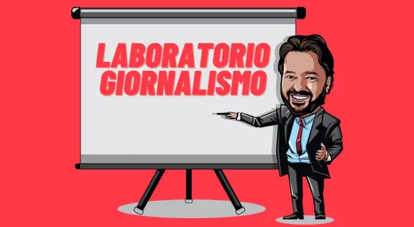Un uomo sorridente indica una lavagna con scritto "Laboratorio Giornalismo". Un invito a partecipare al corso di scrittura.
