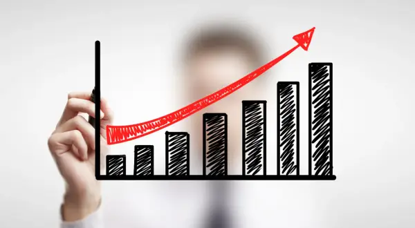 Grafico a barre con freccia rossa in crescita, simbolo di successo per le aziende innovative.