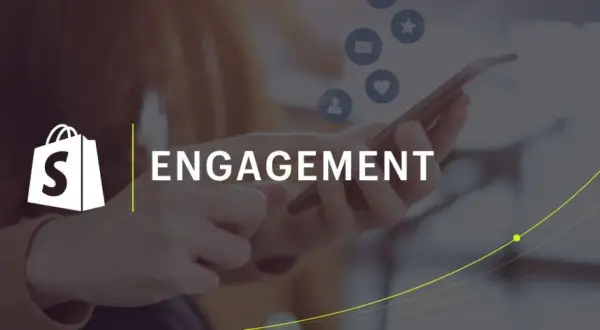 Logo Shopify e parola "ENGAGEMENT" su sfondo sfocato con icone social. Strategie di engagement marketing per far crescere il tuo business.
