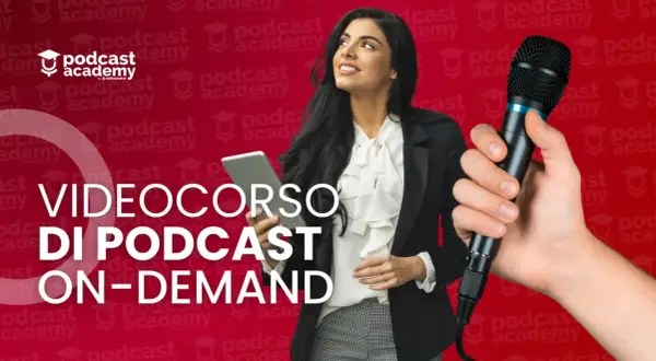 Donna con tablet e microfono, pronta per il suo corso podcasting online. Impara a creare contenuti audio.