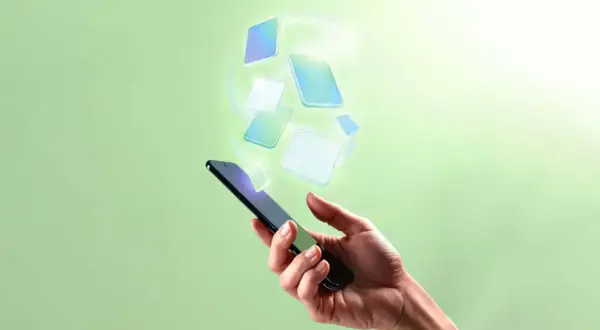 Mano che tiene uno smartphone, con icone digitali che fluttuano verso l'alto, evocando la gestione di contenuti WordPress mobile.