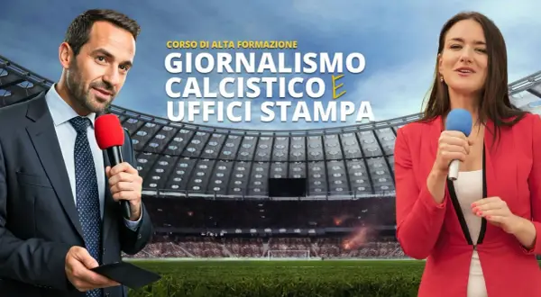 Presentatori con microfoni in uno stadio. Titolo: "Corso di alta formazione: Giornalismo calcistico e uffici stampa".