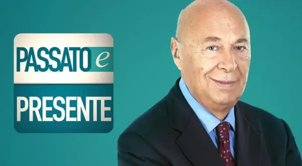 Il giornalista storico Bruno Vespa sorride accanto al logo di "Passato e Presente".