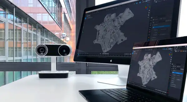Un Mac con programmi di grafica 3D aperto, mostra un motore in fase di modellazione.