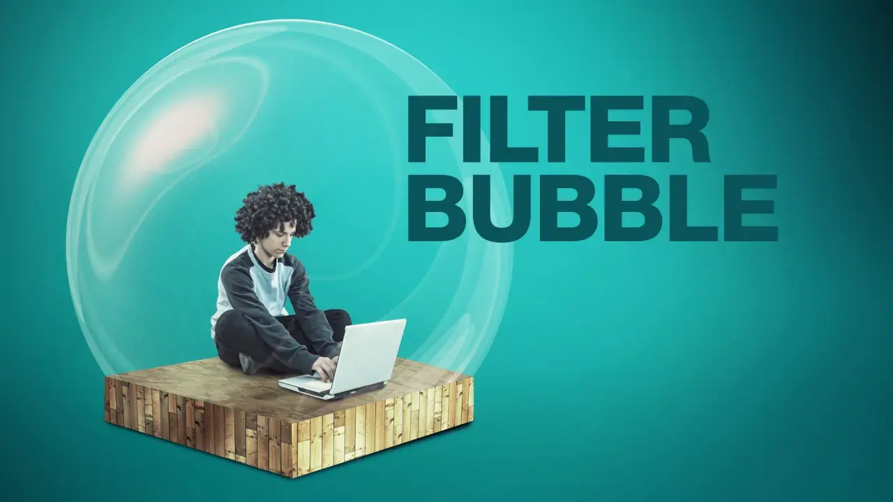 Ragazzo con laptop intrappolato in una bolla trasparente, che illustra il concetto di filter bubble.