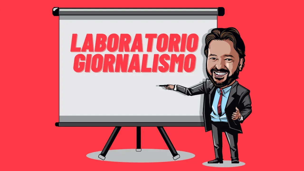 Un uomo sorridente indica una lavagna con scritto "Laboratorio Giornalismo". Un invito a partecipare al corso di scrittura.