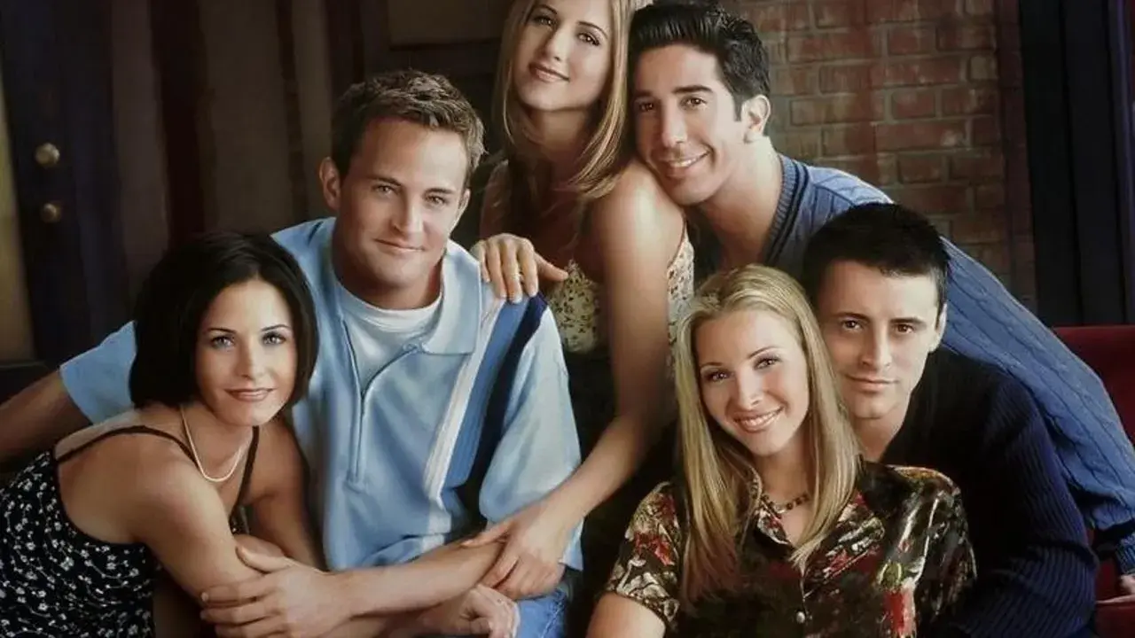 Il cast di Friends, iconici esempi di sitcom, sorridono insieme.