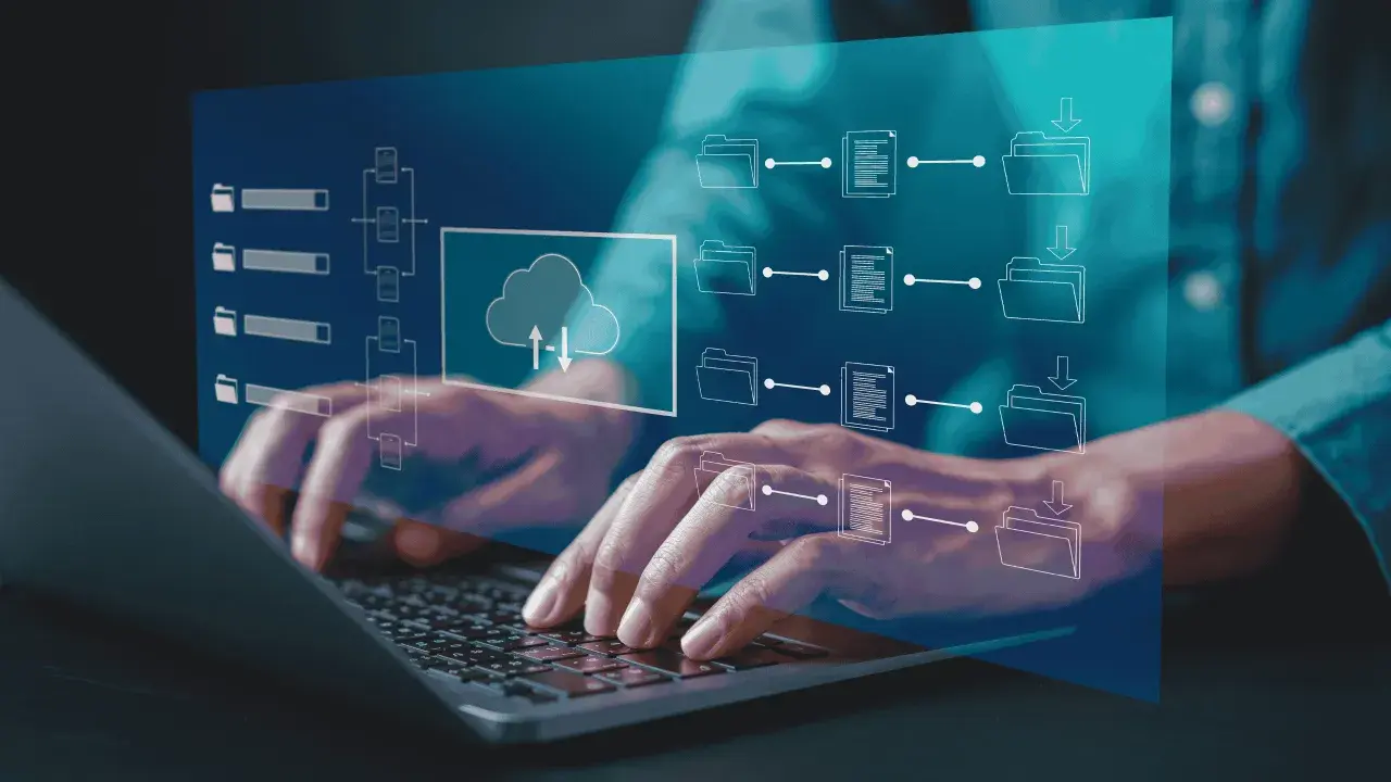 Mani che digitano su un laptop, con un'interfaccia digitale che mostra flussi di dati e icone di cartelle, simboleggiando la gestione dei processi con un sistema **erp aziendale**.