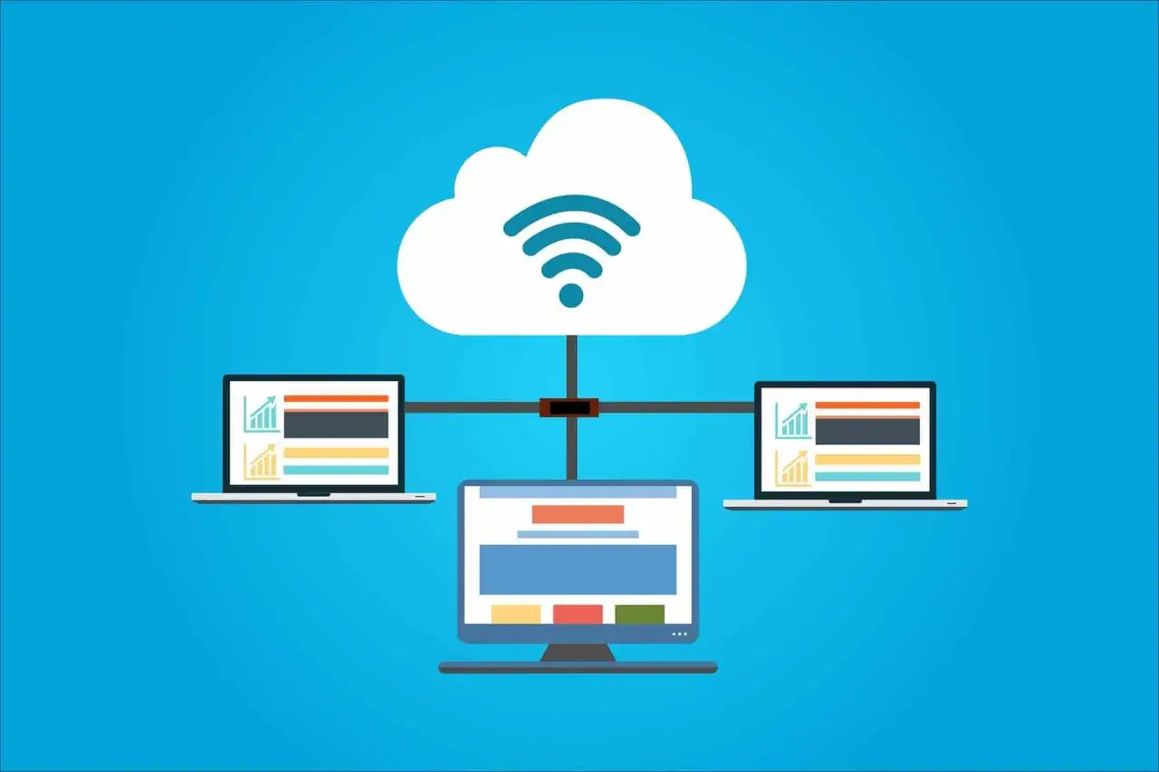 Connessione cloud per inviare file pesanti. Due laptop e un desktop collegati a una nuvola con simbolo Wi-Fi.